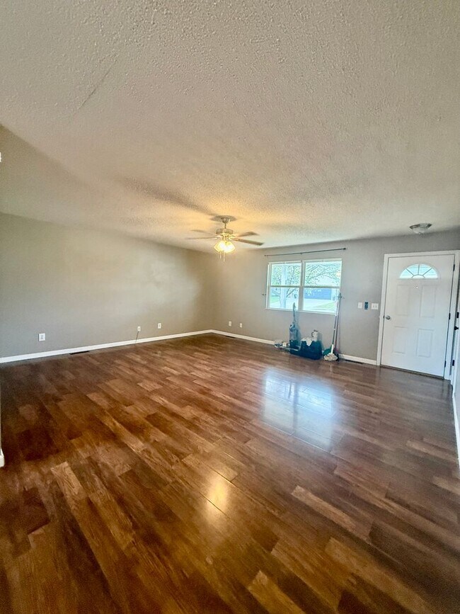 Building Photo - 1814 Sandstone Dr