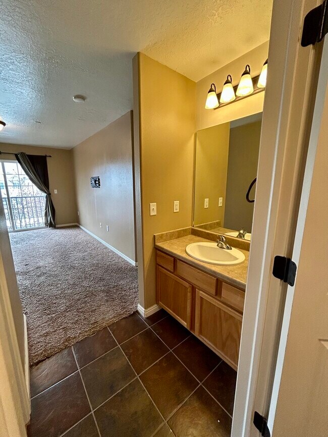Building Photo - Bright 3-Bed, 2-Bath Condo with Mountain Views & Community Amenities