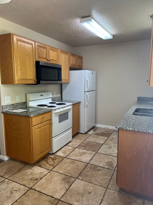 Building Photo - Brentwood Upper Level Condo - 2 Bed, 1 Bath with Washer/Dryer and Optix Internet!