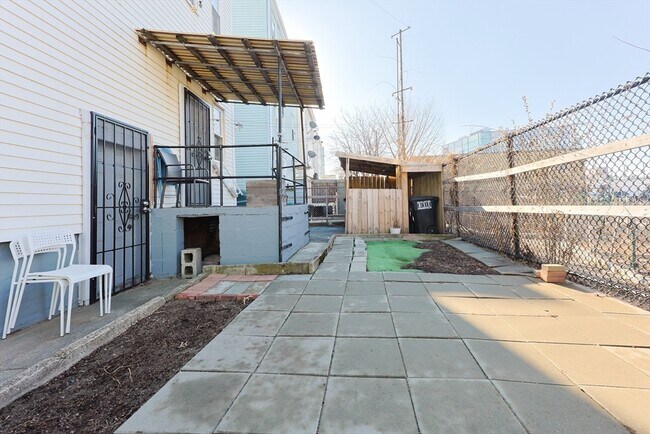 Building Photo - 19 Linden St