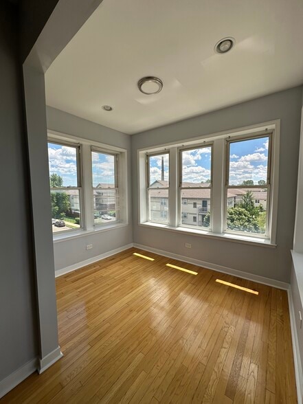 Sun room - 3626 W Polk St