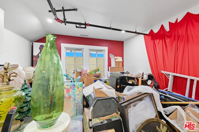 Building Photo - 522 W Vernon Ave