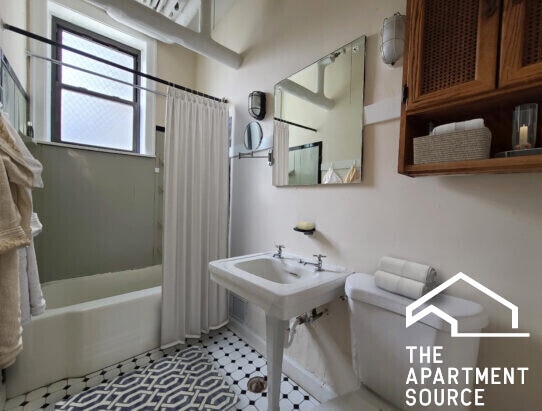 Building Photo - 1102 W Wellington Ave