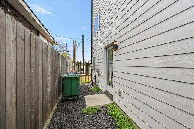 Building Photo - 2502 Tuam St