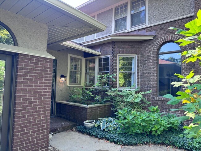 Building Photo - Historical Duplex - Spacious 3 Bedroom, 2....