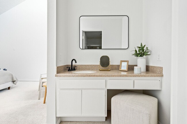 Building Photo - Natural Sunlight in every room, Palos Verdes Estates