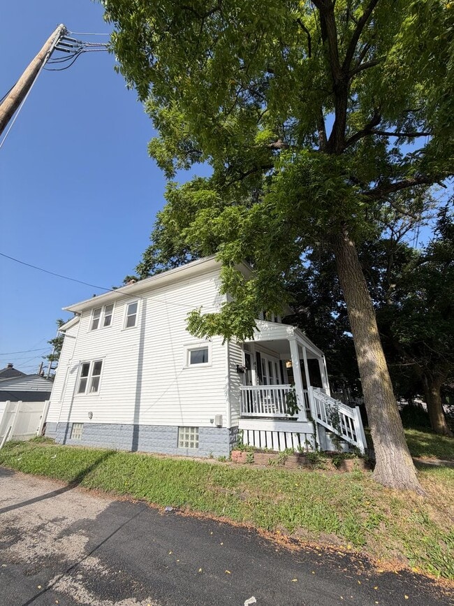 Building Photo - 423 Sheldon Ave