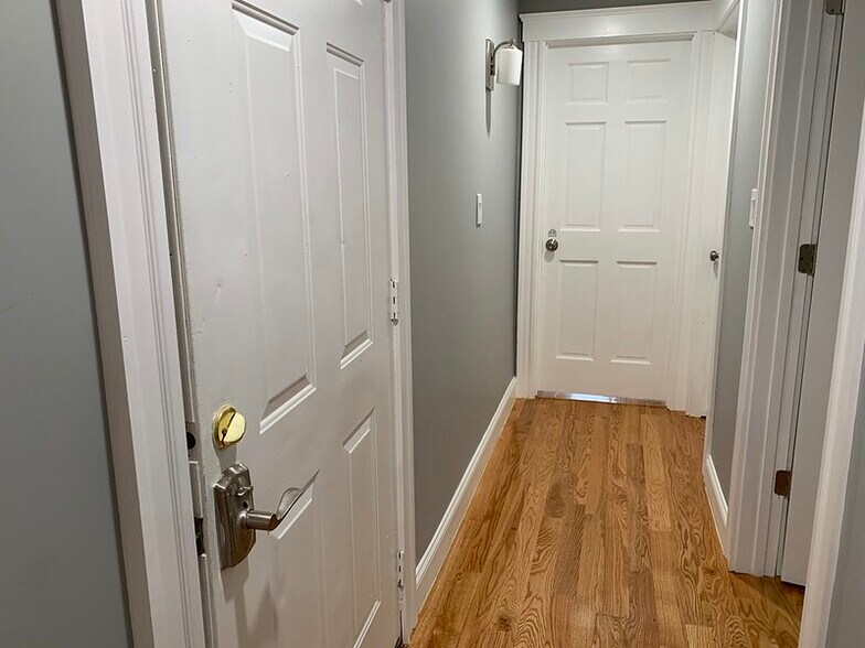 Building Photo - 148 Hillside St