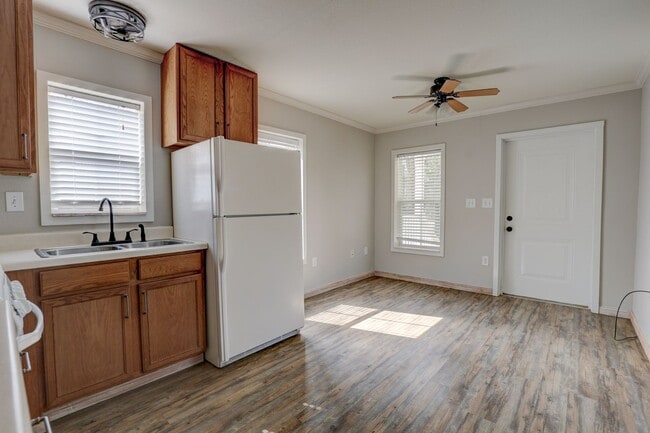 Building Photo - 1 Bedroom/ 1 Bathroom available now!