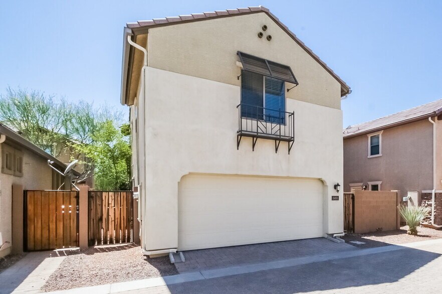 Building Photo - 2451 E Vermont Dr