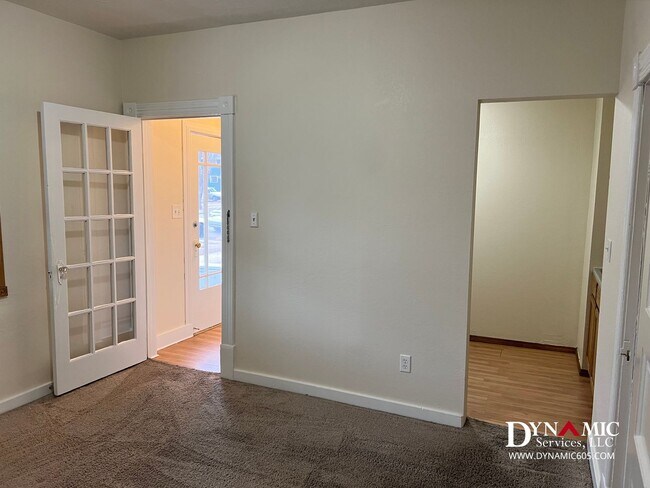 Building Photo - 811 S Summit Ave