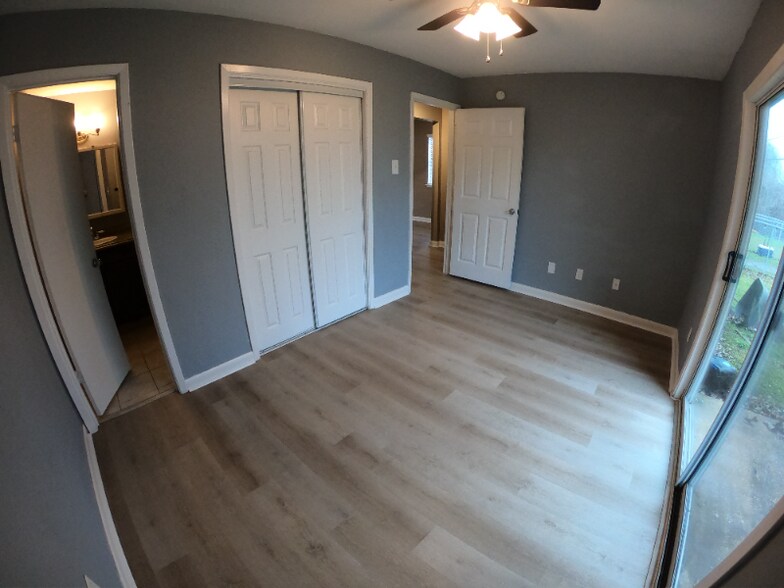 Building Photo - 404 Manuel Dr