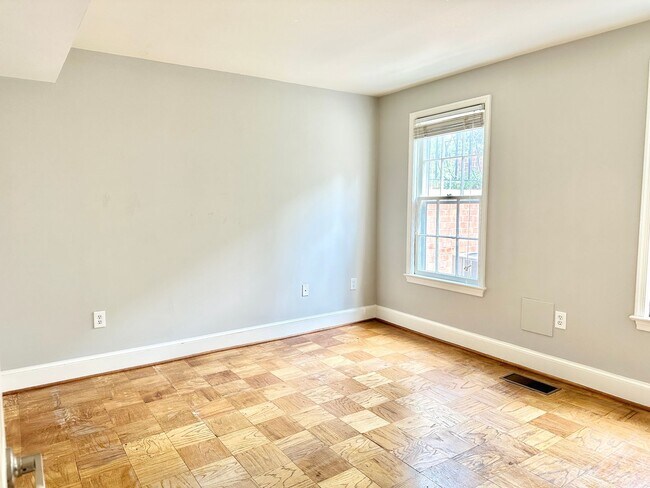 Building Photo - Sutton Place - 3 beds 2.5 baths!  Parking!...