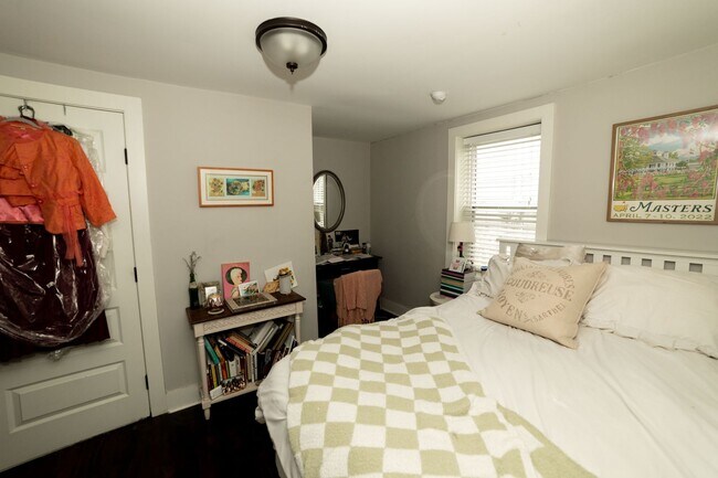 Building Photo - Charming 3-Bedroom Furnished Home – Walk t...