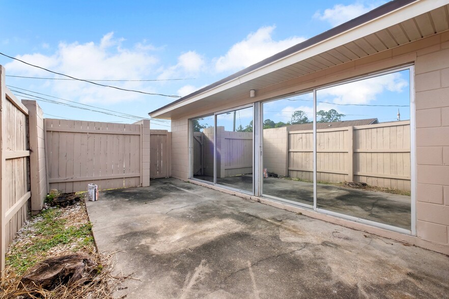 Building Photo - 2241 W Pensacola St