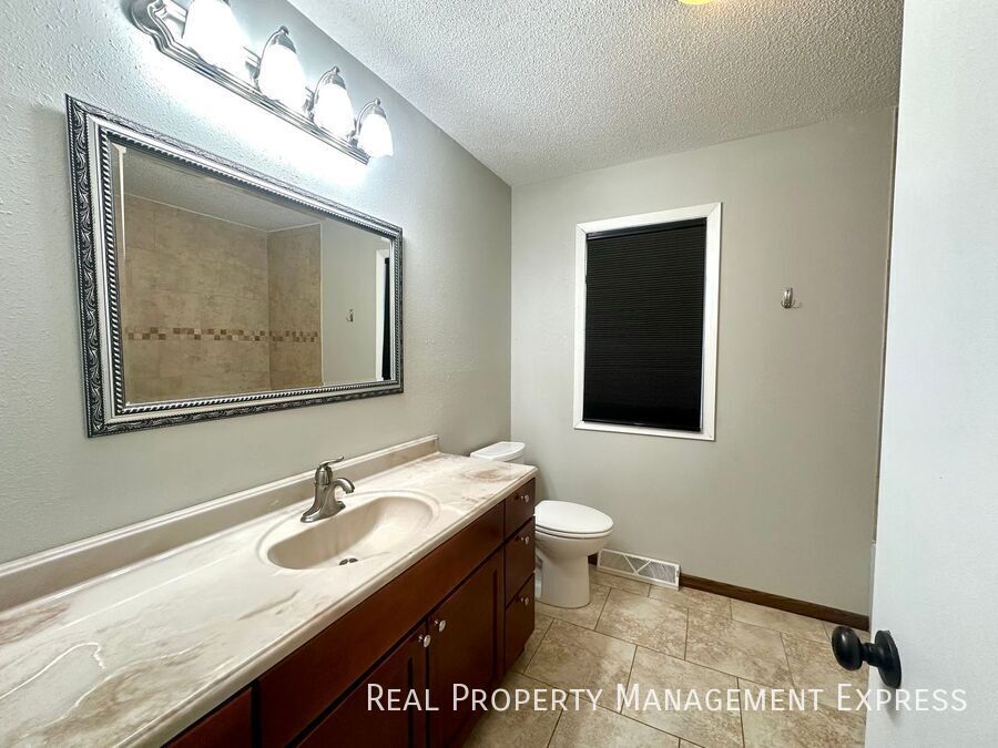 Building Photo - 5 Bedroom 4 Bath Home Blending Luxury and ...