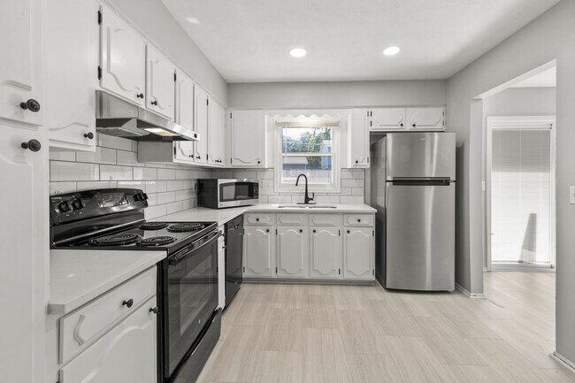 Building Photo - Stylish 3-Bed, 2-Bath Renovated Home with Granite Counters, 2-Car Garage & Large Fenced Yard in O...