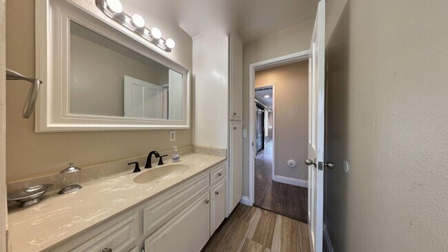 Building Photo - Custom Built 5 Bedroom 3 Bathroom Home in ...