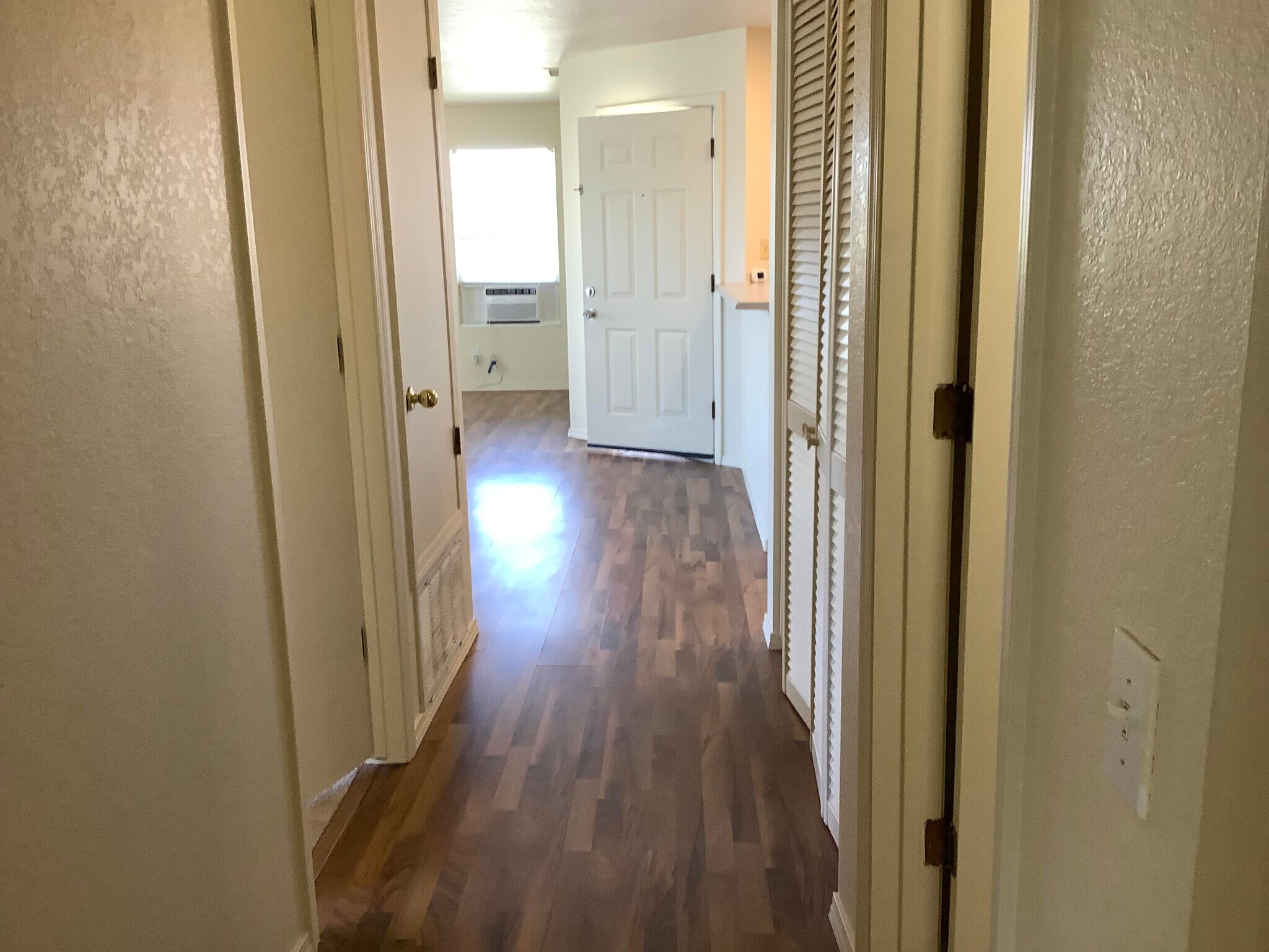 Building Photo - 604 N Bagby Dr