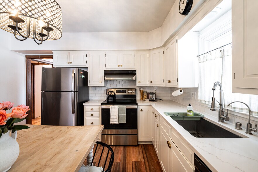 Building Photo - 535 W Montclaire Ave