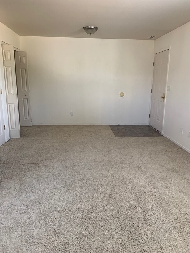 Building Photo - 2 Bedroom 1 Bathroom Unit in 8 Plex