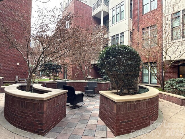 Building Photo - 2810 Selwyn Ave