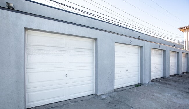 Building Photo - Private 2BR / 1BA Bungalow Unit in Hyde Park Section 8 Welcome!