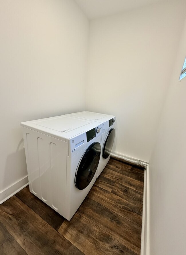 Building Photo - 2072 Pickwick St