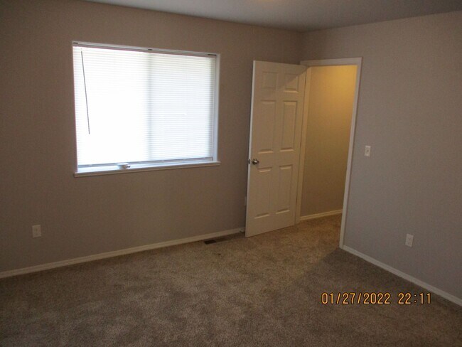 Building Photo - Beautifully remodeled 3 bed, 3 bath Duplex