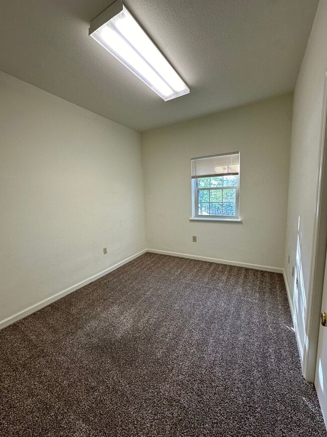 Building Photo - 526 E Main St