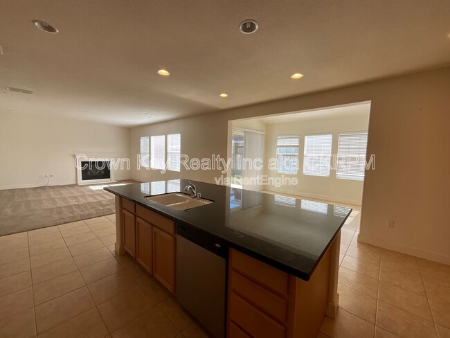 Building Photo - 546 W Campania Way