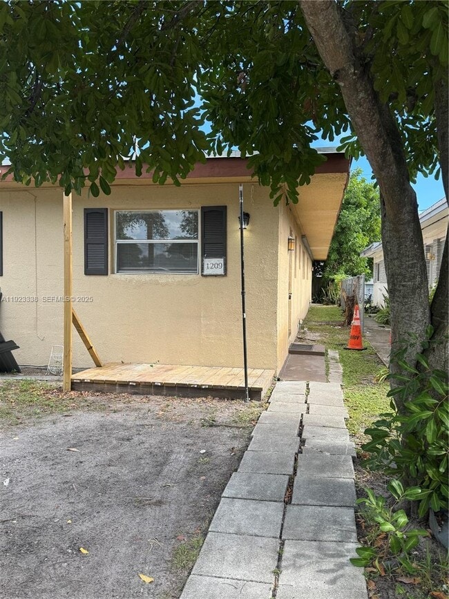 Building Photo - 1209 N 17th Ave