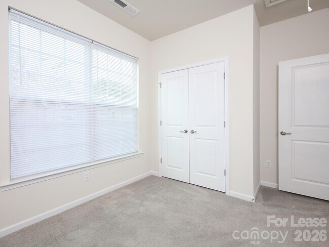 Building Photo - 161 White Apple Wy