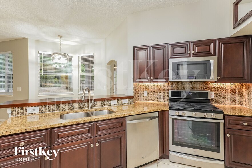 Building Photo - 825 High Pointe Cir