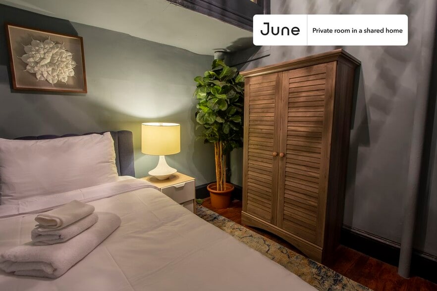 Building Photo - Private bedroom in 4 bed/1 bath Home