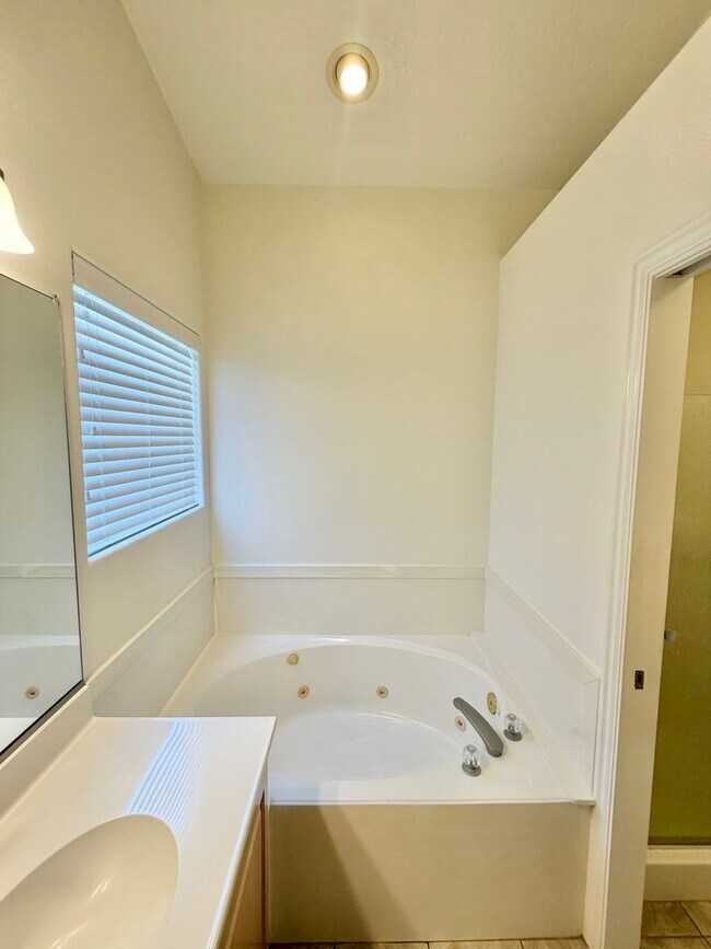 Building Photo - 143 187 N Westridge Dr
