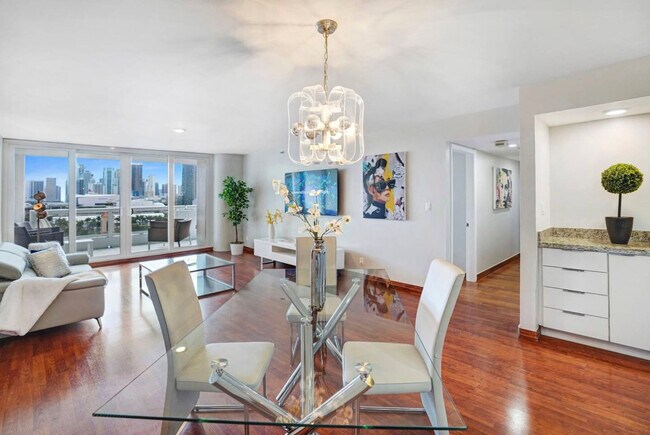 Building Photo - 1717 N Bayshore Dr