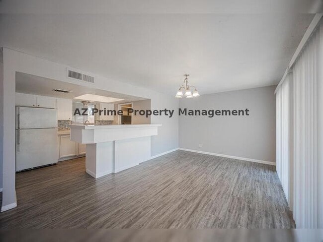 Building Photo - 4704 S La Rosa Dr