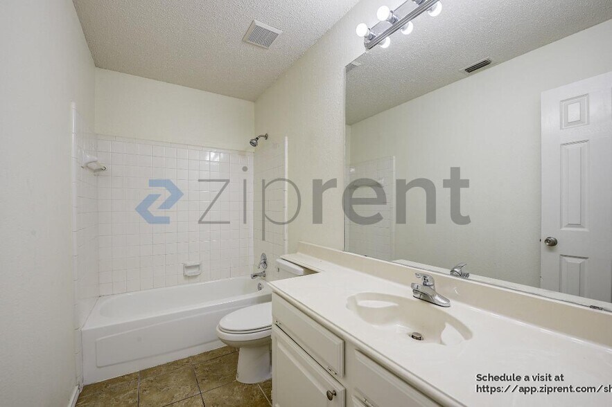 Building Photo - 1206 Hyde Park Dr