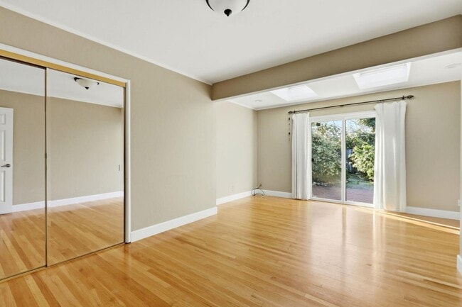 Building Photo - 954 Sunlite Dr