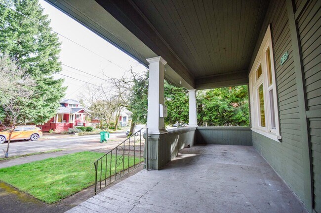 Building Photo - Spacious 4BD/2BA Two-Story Home w/ Fenced Yard & Huge Basement! Pets OK!