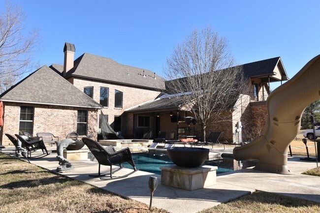 Building Photo - 7871 Oak Creek Trl