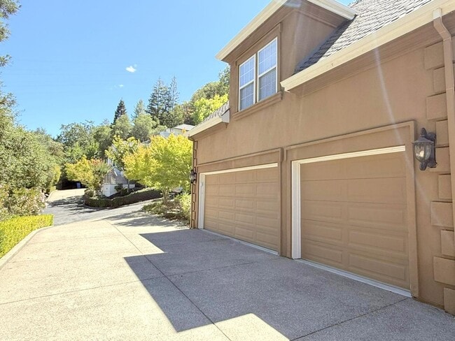 Building Photo - Westside Alamo Custom Estate With Beautifu...