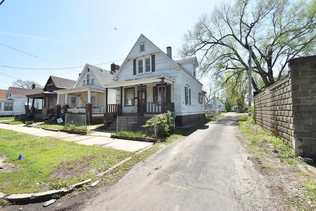 Building Photo - 1832 W Butler St