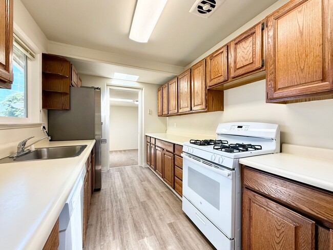 Building Photo - Spacious Ranch-Style Home with Bonus Room ...