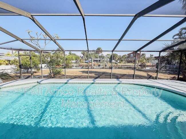 Building Photo - 818 Bayview Dr