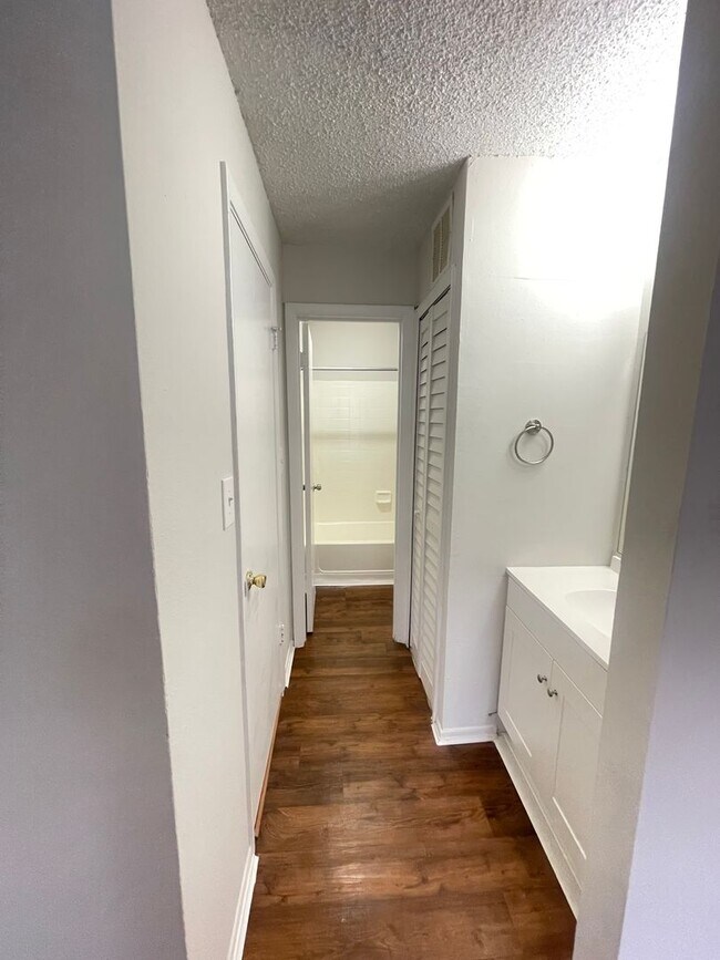Building Photo - 1 Bed / 1 Bath Condo in Gated Comm. In Alt...