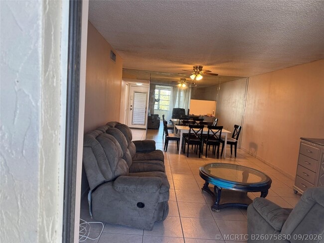 Building Photo - 2860 Somerset Dr