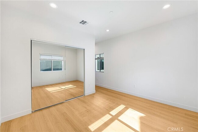 Building Photo - 4042 Somers Ave