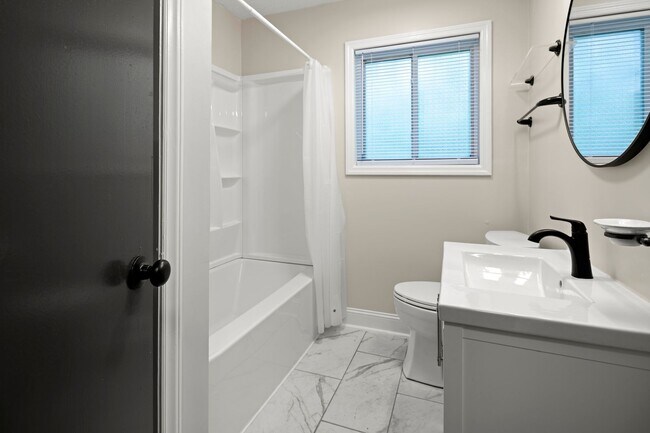 Building Photo - Renovated Cottage - Central West Asheville...